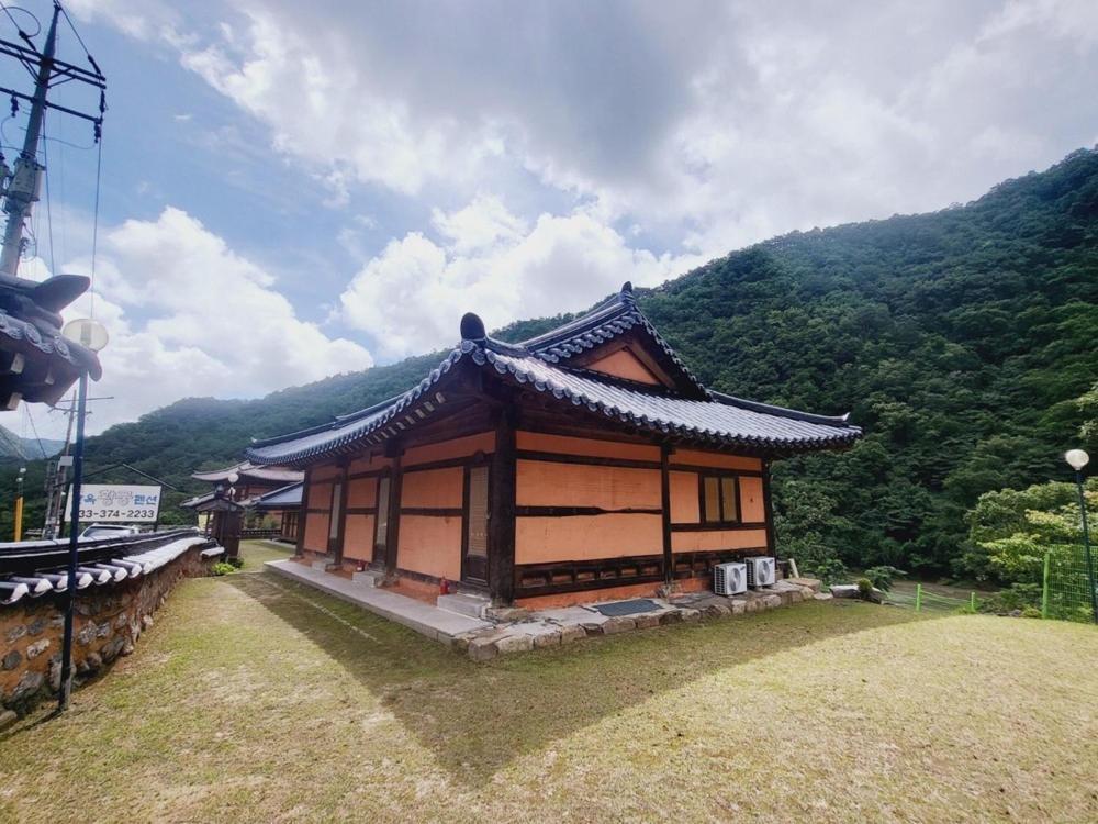 Yeongwol Hwanggung Hanok Pension Exterior foto